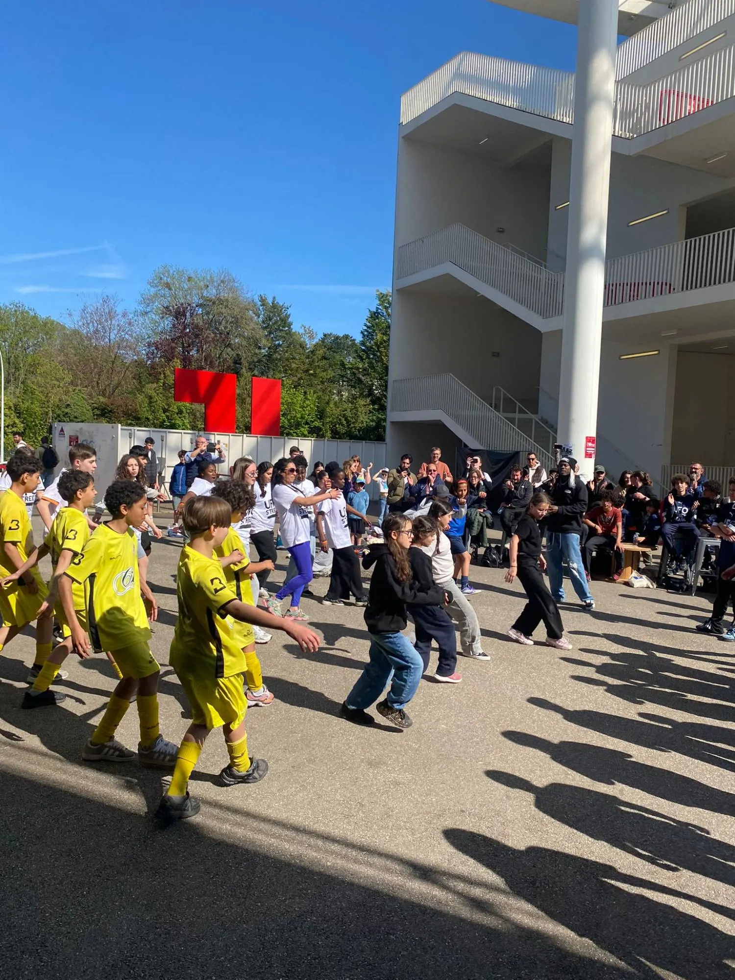Jeunes danseurs en cercle lors de l'événement UFO STREET, en extérieur, devant le public