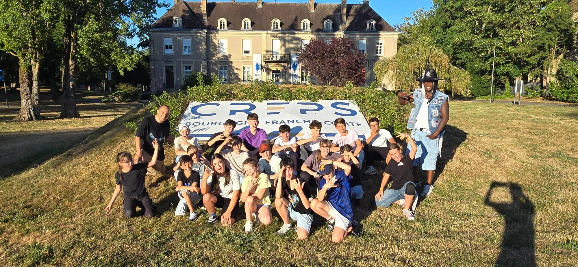 Danseurs du Pôle Compétition devant le panneau CREPS Bourgogne-Franche-Comté