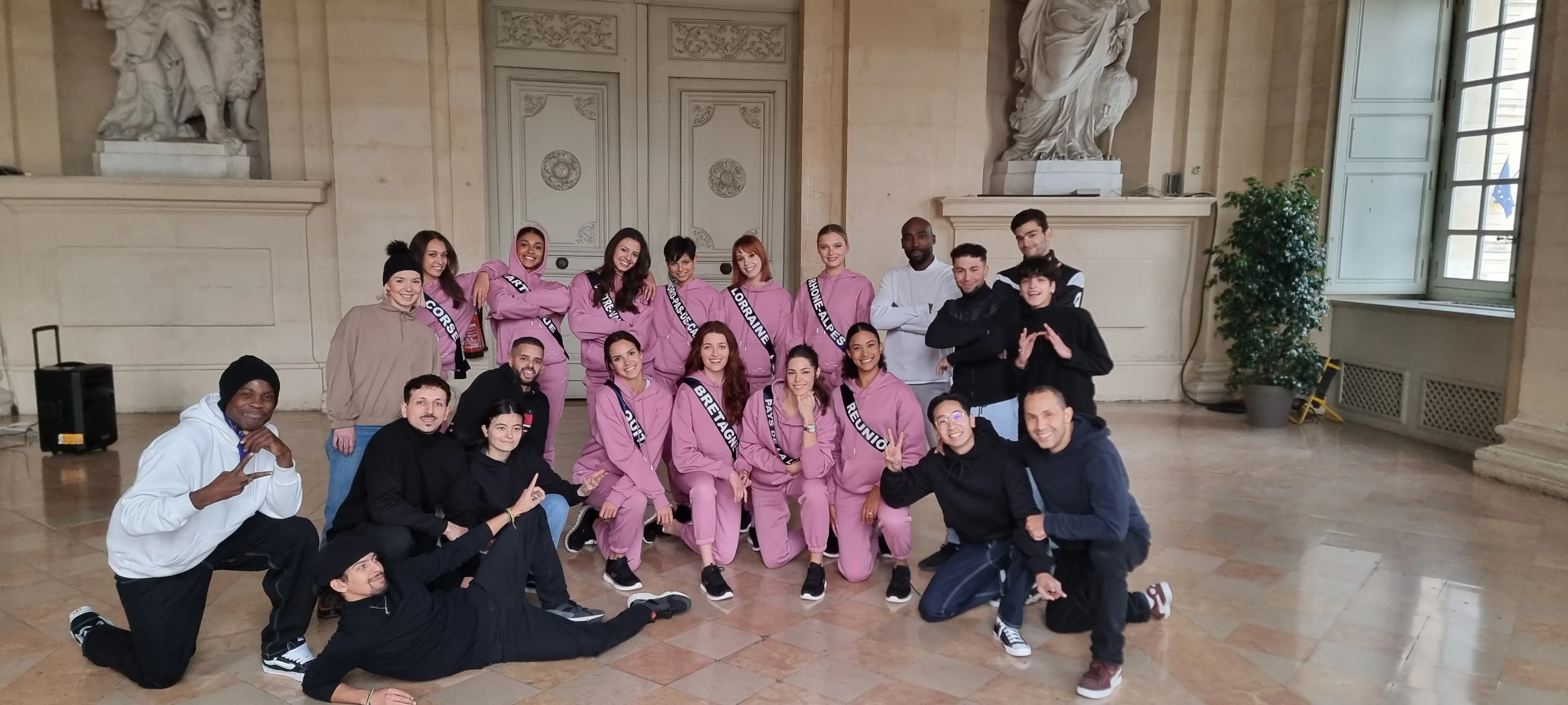 Julee-One et l'équipe HDMI Team aux côtés des candidates de Miss France 2024, dans le cadre de l'émission diffusée sur TF1